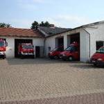 Feuerwehrgerätehaus mit Fahrzeugen [(c) Gemeinde Sibbesse]
