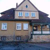 Das Foto zeigt das heutige Rathaus der Gemeinde, das ursprünglich als Schule gebaut worden war. Die erste war zu klein geworden, da viele Menschen nach Sibbesse gezogen waren, um auf dem Schacht in Diekholzen zu arbeiten.